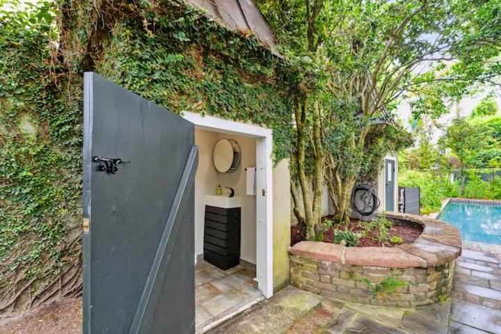 Serene Cottage With Beautiful Garden And Heated Pool Чарльстон Экстерьер фото