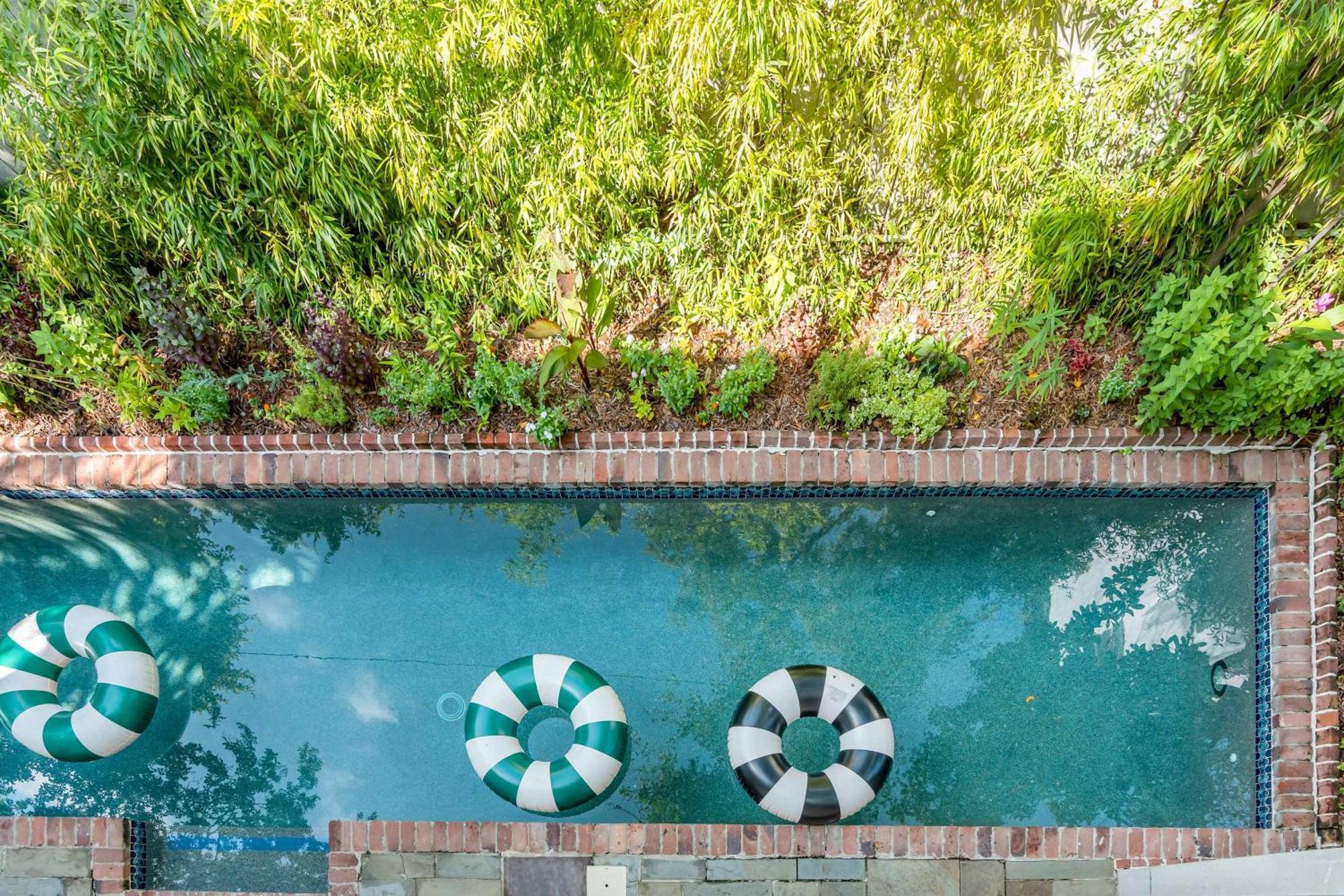 Serene Cottage With Beautiful Garden And Heated Pool Чарльстон Экстерьер фото